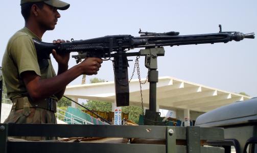 HOLDER VAKT: En pakistansk soldat holder vakt i Dera Ismail Khan, n�r S�r-Waziristan. Her ankommer hundrevis av flyktninger. (Foto: EPA/SAOOD REHMAN)