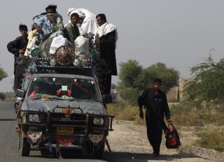 FLYKTER FRA KRIGEN: FN frykter humanit�r krise i Pakistan. (Foto: REUTERS/Faisal Mahmood)
