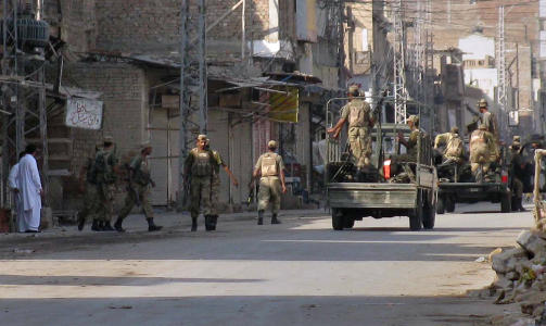 SAMLINGSSTED FOR RELIGI�SE FANATIKERE: Taliban har bygget seg opp i de pakistanske stammeomr�dene og innf�rt sharia. Her er pakistanske soldater i Bannu, en by p� grensen til Waziristan. Mer en 30 000 soldater er n� sendt inn i en bakkeoffensiv mot militante oppr�rere. Foto: AP /Ijaz Muhammad