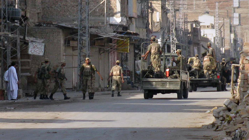 SKAL KJEMPE MOT TALIBAN: Pakistanske tropper forbereder seg p� offensiven i S�r-Waziristan. N�rmere 30 000 soldater er involvert i aksjonen som skal kjempe mot en av Talibans sterkeste befestede styrker i Pakistan. (Foto: AP Photo/Ijaz Muhammad)