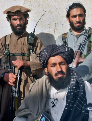 AVTALE: Maulvi Nazir (i midten), har inng�tt en avtale med den pakistanske h�ren.  (Foto: AP Photo/Ishtiaq Mahsud)
