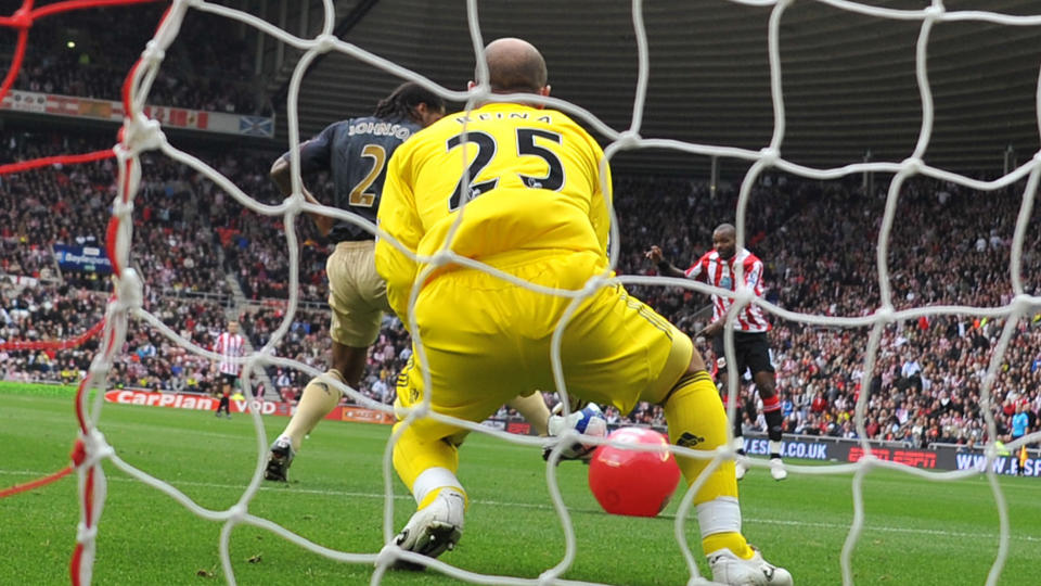 BLE FORVIRRET: Her treffer skuddet fra Darren Bent den r�de badeballen, og setter Pepe Reina fullstendig ut av spill. Liverpool-keeperen gikk etter feil ball, og ble hjelpesl�s tilskuer til at den riktige ballen gikk i m�l. Foto: AFP PHOTO / ANDREW YATES