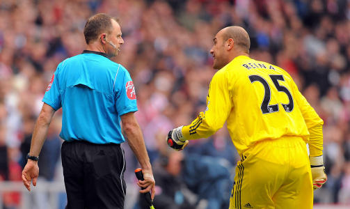 VISSTE IKKE OM REGELEN: Reina erkjenner at ingen av Liverpool-spillerne visste om regelen som sier at m�let skulle v�rt annullert. Her er han like fullt borte hos linjedommeren og protesterer. Foto: AFP PHOTO/ ANDREW YATES