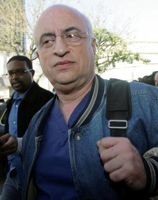 KASTET UT AV LEGEFORENINGA: Dr. Michael Kamrava (57). Foto: SCANPIX/AP Photo/Nick Ut KASTET UT AV LEGEFORENINGA: Dr. Michael Kamrava (57). Foto: SCANPIX/AP Photo/Nick Ut