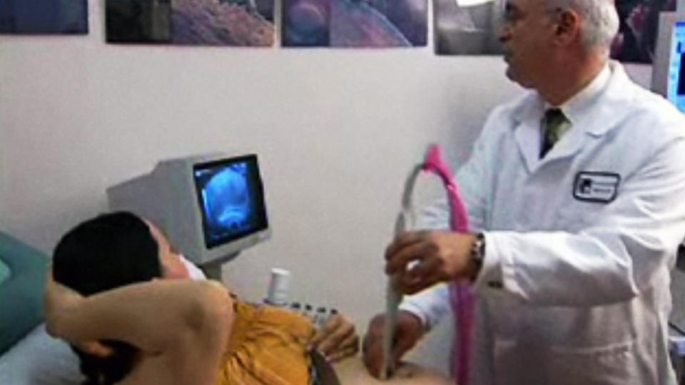 VAR IKKE BARE RAUS MED OCTOMOM Legen som hjalp Octomum med kunstig befruktning, har generelt satt inn altfor mange egg i unge kvinner. Her fotografert med sin mest ber�mte klient i 2006. Foto: SCANPIX/AP Photo/KTLA