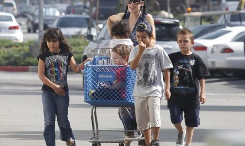 ALENE MED 14 BARN: Nadya Suleman har måttet tåle mye offentlig kritikk i USA. Her sammen med barna fra det første kullet. Foto: STELLA PICTURES ALENE MED 14 BARN: Nadya Suleman har måttet tåle mye offentlig kritikk i USA. Her sammen med barna fra det første kullet. Foto: STELLA PICTURES