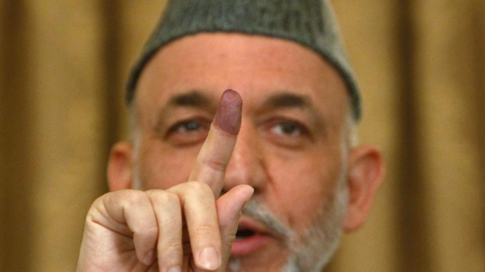 VANT VALGET ETTER OMFATTENDE VALGFJUSK: Den sittende afghanske presidenten Hamid Karzai vant valget 20. august. Etter omfattende kritikk av gjennomf�ringen av valget kom man til enighet om at et nytt presidentvalg skulle arrangeres. Men n� er Karzai eneste gjenv�rende kandidat, og valget er derfor avlyst. Foto: REUTERS/Ahmad Masood