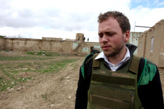 BEREIST:  Her er SV-nestleder Audun Lysbakken utenfor fengselet i provinshovedstaden Meymaneh i Nord-Vest-Afghanistan tidligere i �r. Foto: Scanpix
