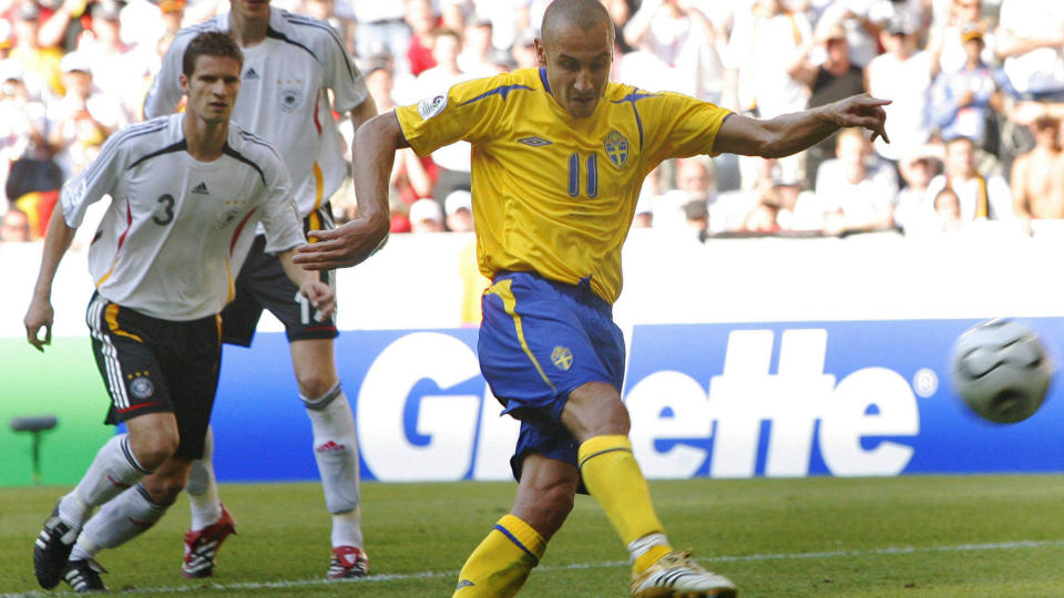 LEGGER OPP: Henrik Larsson skyter frispark mot hjemmelaget Tyskland i en VM-kamp i M�nchen i 2006.  Foto: Christof Stache, AP/Scanpix