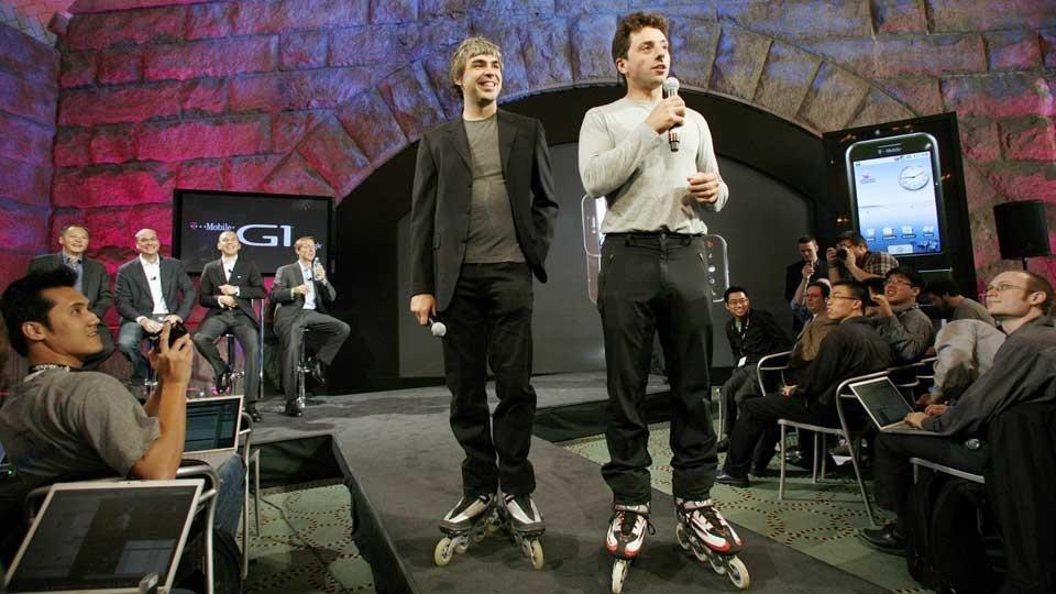 TIL KRIG MOT GAMMEL HELT: Google-gutta Larry Page og Sergey Brin er gamle beundrere av Steve Jobs og n�re samarbeidsaprtnere med Apple. Men n� skjerpes konkurransen mellom de to selskapene. Foto: SCANPIX
