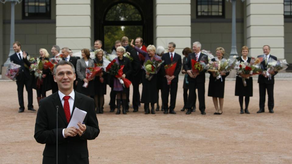 NY REGJERING: Statsminister Jens Stoltenberg (Ap) foran sin nye regjering p� Slottsplassen tirsdag. F.v.: Barne- og likestillingsminister Audun Lysbakken (SV), kulturminister Anniken Huitfeldt (Ap), statsr�d ved Statsministerens kontor Karl Eirik Schj�tt-Pedersen (Ap), fiskeri- og kystminister Lisbeth Berg-Hansen (Ap), justisminister Knut Storberget (Ap), forsvarsminister Grete Faremo (Ap), olje- og energiminister Terje Riis-Johansen (Sp), helse- og omsorgsminister Anne-Grete Str�m-Erichsen (Ap), kommunal- og regionalminister Liv Signe Navarsete (Sp), milj�- ogbistandsminister Erik Solheim (SV), statsminister Jens Stoltenberg (Ap), n�rings- og handelsminister Trond Giske (Ap), kunnskapsminister Kristin Halvorsen (SV), forskning- og h�yereutdanningsminister Tora Aasland (SV), utenriksminister Jonas Gahr St�re (Ap), arbeidsminister Hanne Bjurstr�m (Ap), finansminister Sigbj�rn Johnsen (Ap), fornyings- og kirkeminister Rigmor Aaserud (Ap), samferdselsminister Magnhild Meltveit Kleppa (Sp), landbruks- og matminister Lars Peder Brekk (Sp)           Foto: Erlend Aas / Scanpix