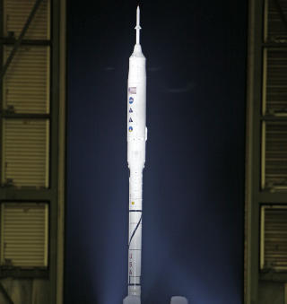 100 METER H�Y: Ares I-X startet den langsomme ferden fra Vehicle Assembly Building til plattform 39B p� Kennedy Space Center. Foto: AP Photo/John Raoux/SCANPIX