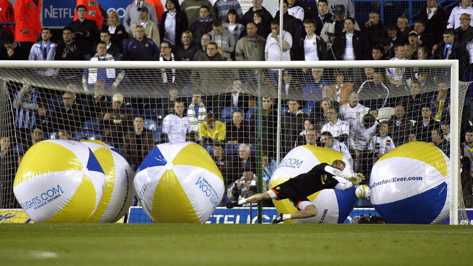 OPPBL�ST HUMOR: Leeds? danske keeper Casper Ankergren kom inn for Shane Higgs etter 17 minutter. Heldigvis gikk det ikke mange (l�r)baller inn i nettet bak ham under oppvarmingen. Foto: Action Images / Ed Sykes Livepic