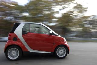 TOSETER: Vil Celina ta seg fram p� mer milj�vennlig vis, kan hun velge toseteren Smart Fortwo, som hun ogs� har i garasjen. Eller den kinesiske mopeden som ogs� er registrert p� henne. Foto: SCANPIX/AP Photo