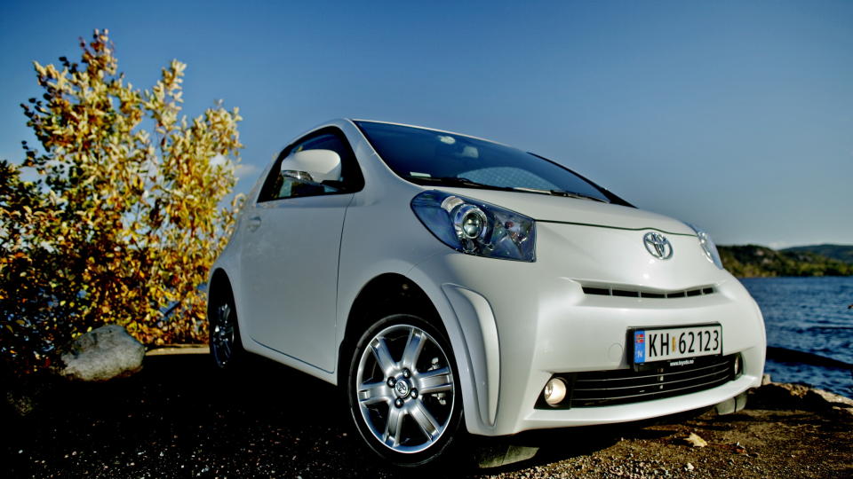SMART NOK?: Toyota iQ er en designmessig nyskapning og en smart bybil som ogs� t�ler landeveien. Men den flytter ingen teknologiske grenser. Foto: Krister S�rb�