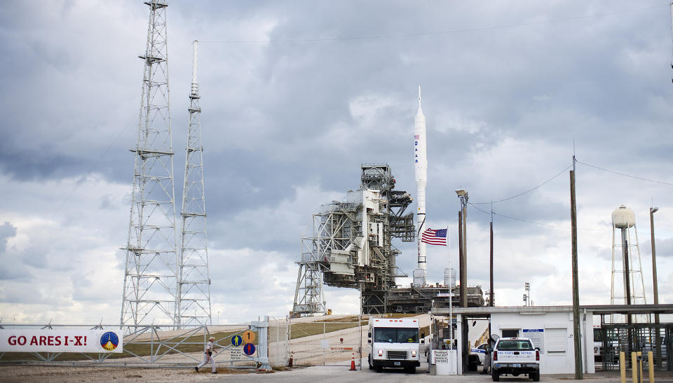 BARE FYRVERKERI? Det er 34 �r siden et annet fart�y enn romferja sto p� plattform 39B ved Kennedy Space Center - den gang en Saturn I-B-rakett. Testraketten Ares I-X skytes opp neste tirsdag, i det som kan v�re et stort steg mot framtidas romprogram. Problemet: Det er langt fra sikkert at denne dr�mmen blir virkelighet. Foto: Matt Stroshane/Getty Images/AFP/Scanpix
