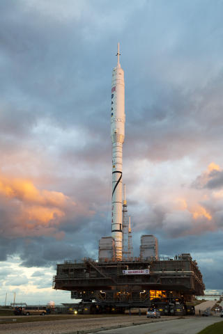 SV�R: Ares I-X er ruver nesten 100 meter, og er verdens h�yeste rakett. Her fraktes den ut mot oppskytingsplattformen. Foto: Matt Stroshane/Getty Images/AFP/Scanpix