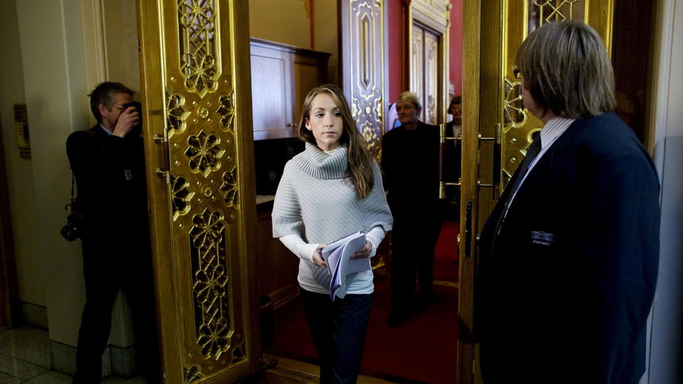  NEI TIL BALLTRE:  Stortingets yngste representant, Mette Hanekamhaug (22), utfordrer den nye kunnskapsministeren Kristin Halvorsen p� direkten. Her Frp-representanten fra M�re og Romsdal i Stortinget under presentasjonen av statsbudsjettet. Foto: TORBJ�RN GR�NNING.