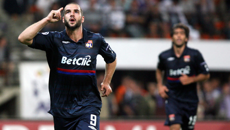 SCORINGSPEK: Lisandro Lopez peker mot hodet sitt etter at han scoret m�l - for � hylle en venn. Foto: AFP