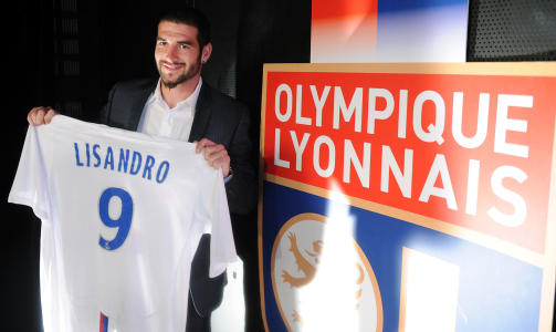 KJEMPESUKSESS: Lisandro Lopez kom til Lyon i sommer, og har scoret seks m�l p� �tte kamper s� langt. Foto: AFP