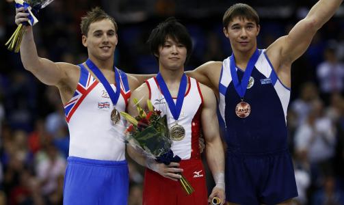 P� PALLEN: For fem dager siden feiret Jurij Rjazanov (til h�yre) VM-bronsen sammen med gullvinner Kohei Uchimura og s�lvmedalj�r Daniel Keatings. Foto: REUTERS