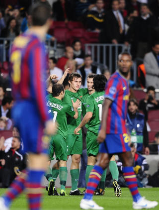 SCORET ETTER 75 SEKUNDER: Aleksander Rjazantsev gratuleres av lagkameratene. Han puttet etter bare dr�ye minuttet p� Camp Nou. Foto: AP