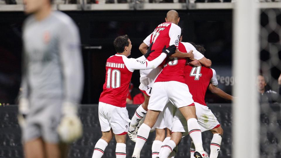 POENGDELING: Nei, det er ikke Arsenal-gutta som jubler. AZ Alkmaar har ganske s� like drakter og tirsdag kveld sikret de seg poeng mot The Gunners p� overtid. Foto: EPA