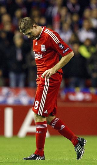 M�TTE UT: Steven Gerrard fikk f�ling med sin lyskeskade og m�tte ut etter bare 25 minutter. Foto: REUTERS/Phil Noble