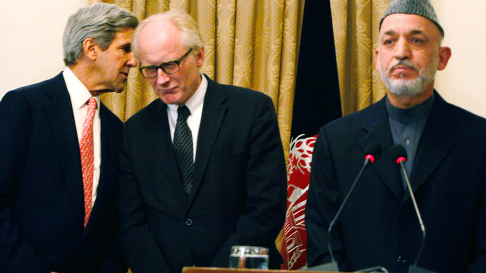 PRESSET: Hamid Karzai holdt i g�r en pressekonferanse sammen med Kai Eide og senator og tidligere presidentkandidat John Kerry.Foto: AP Photo/Musadeq Sadeq/Scanpix