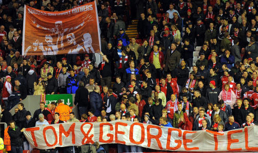 PROTESTER MOT EIERNE: Men Graeme Souness mener Benitez selv m� ta ansvar for at spillerstallen ikke er bredere. Foto: AFP PHOTO/PAUL ELLIS .