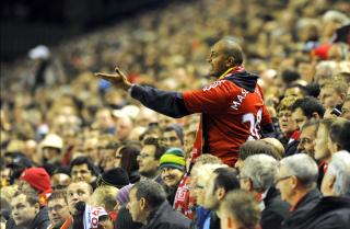 FRUSTRERT: En Liverpool-fan reiser seg i frustasjon over lagets prestasjoner. Foto: EPA/Nick Wilkinson