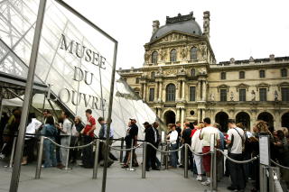 PARIS: Frankrike er det femte mest popul�re ferielandet. Mange vil se Louvre. Foto: Geir B�lstad