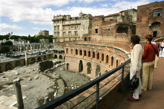 ROMA: Italia er nummer fire p� ferietoppen.  Her Trajans forum med Capitol i bkagrunnen. kulturskatter frister mange turister. Foto: Geir B�lstad