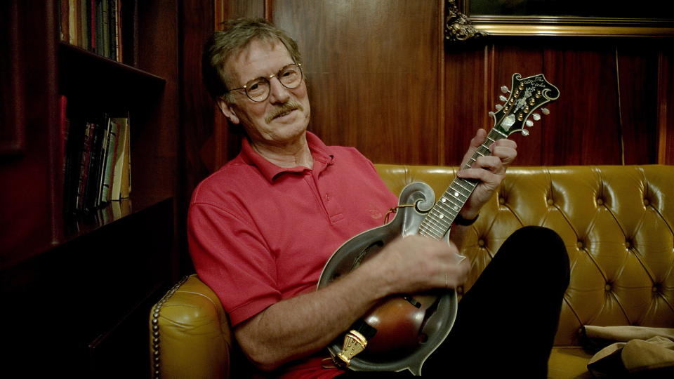 BLUEGRASS FOR ALLE PENGA: Bleugrassforestillingen �Meget i sl�yd�, en kritikerrost plate ved samme navn og en rikholdig backkatalog sendte �ystein Sunde til topps blant musikerne i skatte�ret 2008. Da kan man koste p� seg spesialbygget mandolin fra USA. Foto: Lars Eivind Bones