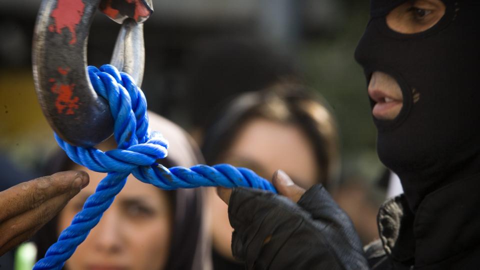 GJ�R KLAR TAUET: Et medlem av iransk spesialpolitistyrke gj�r klar tauet f�r to personer skulle henges i 2007. Siden juli i �r har iranske myndigheter tillatt flere henginger enn p� lenge, if�lge norsk-iranske Mahmood Amiry-Moghaddam. Foto: Scanpix