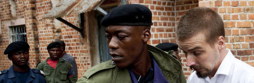 P� VEI TIL RETTEN I DAG: Tjostolv Moland og Joshua French p� vei fra fengselet til rettslokalet i Kisangani. Foto: Tore Meek/Scanpix