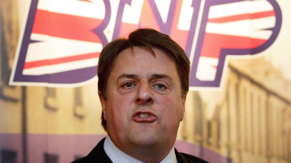 F�R ST�TTE: BNP-leder Nick Griffin, som her taler i Manchester, har f�tt en voldsom oppslutning etter at han stilte hos BBC. Foto: AP Photo/Dave Thompson/PA/Scanpix