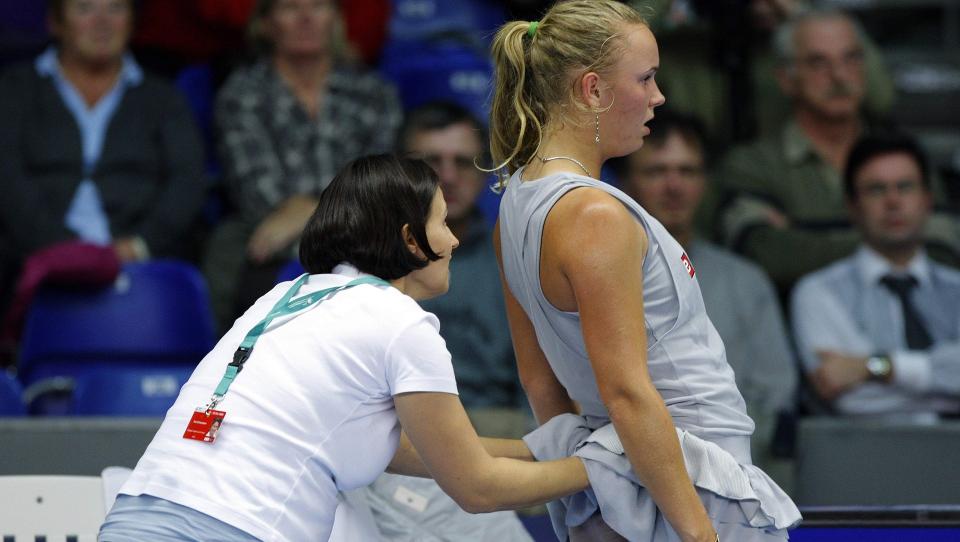 GA MOTSTANDEREN SEIER P� WALKOVER: Caroline Wozniacki var bare ett game unna seieren da hun avbr�t kampen mot Anne Kremer p� grunn av en strekk i l�ret. En samtale med faren Piotr noen sett i forveien, som ble fanget opp av mikrofoner, utl�ste imidlertid et skred av spill p� Kremer. Foto:  REUTERS/Sebastien Pirlet