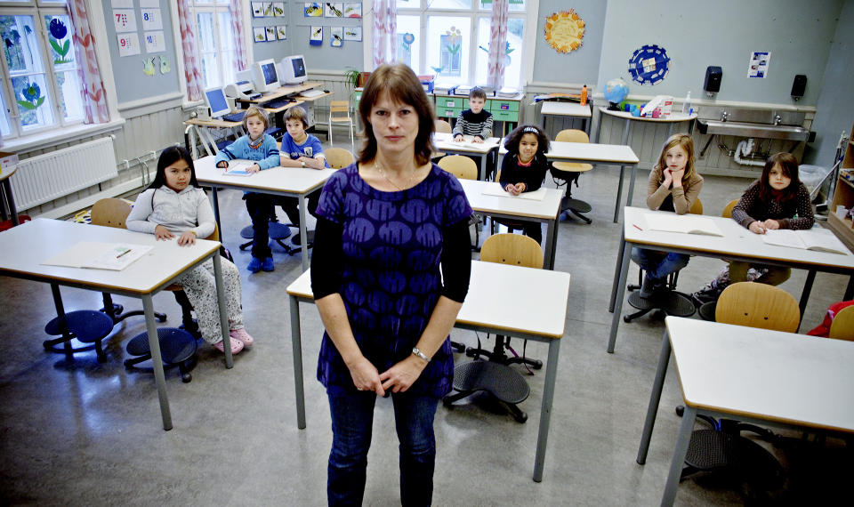 MANGE TOMME PULTER: L�rer Laila Endresen pr�ver � f� en s� normal undervisningssituasjon som mulig i 3. klasse p� Sagene skole, men med flere syke kolleger og halvparten av elevene borte er opplegget noe amputert. Foto: KRISTER S�RB�