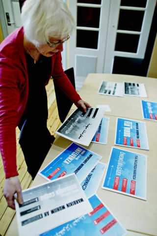 KOMPLISERT INFOARBEID: - Jeg trenger brosjyrer p� �tte forskjellige spr�k til mine elever, sier Ragnhild Vasland ved mottaksgruppa til ungdomstrinnet p� Sagene skole. Foto: KRISTER S�RB�