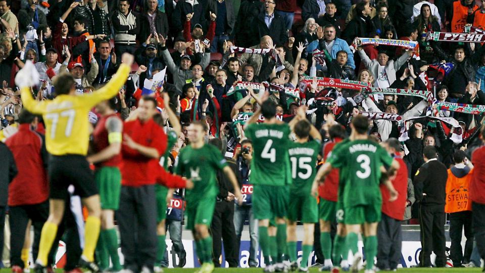 SJOKKSEIER: Rubin Kazans 2-1-seier mot Barcelona er blant de st�rste overraskelsene gjennom Champions League-historien.  Her feirer spillerne med de tilreisende supporterne etter kampen. Foto: EPA/Xavier Bertral