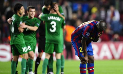 DEPPET: Yaya Toure var sv�rt n�r utlikning fire minutter p� overtid, men symptomatisk nok for kvelden til Barcelona gikk ballen i stolpen og ut. Foto: AP Photo/David Ramos