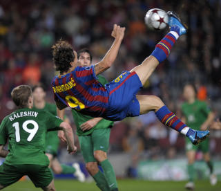 GOD ZLATAN: Endelig scoret Zlatan igjen i Champions League, men det hjalp s� lite. Her fors�ker han et brassespark. Foto: AFP PHOTO/LLUIS GENE.