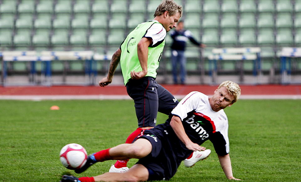 KAN SMELLE: Br�drene Riise kommer neppe til � spare p� kruttet om de m�tes p� Craven Cottage i kveld. Her takler John Arne lillebror Bj�rn Helge under en landslagstrening. Foto: Jon-Michael Josefsen / SCANPIX