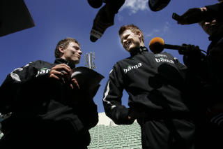 SAMMEN FOR NORGE: Bj�rn Helge og John Arne m�tte p� landslagssamling sammen for f�rste gang i 2006. Da ville selvf�lgelig alle ha en bit av dem. 
Foto Tor Richardsen / SCANPIX