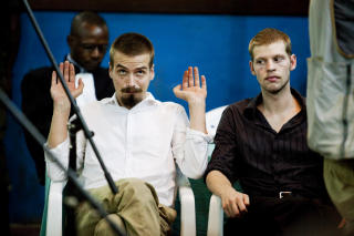 GESTIKULERER: Tjostolv Moland gestikulerer under g�rsdagens runde i ankesaken mot han og Joshua French. I bakgrunnen Moland og French sin kongolesiske advokat, Likwela. Foto: Tore Meek / Scanpix