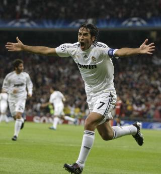 REKORDMANNEN: Det s� lenge ut til � g� mot Real Madrid-seier, etter at Raul scoret sitt 66. m�l i Champions League. Han m� nesten gi Dida litt av �ren, for Milan-keeperen leverte en gavepakke. Foto: REUTERS