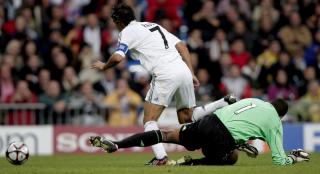 2: Raul lukter dette og snapper ballen. Foto: EPA