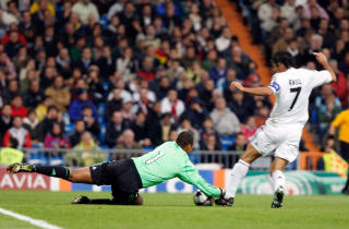 1: Dida glipper av en eller annen merkelig grunn ballen han hadde full kontroll p�. Foto: AP
