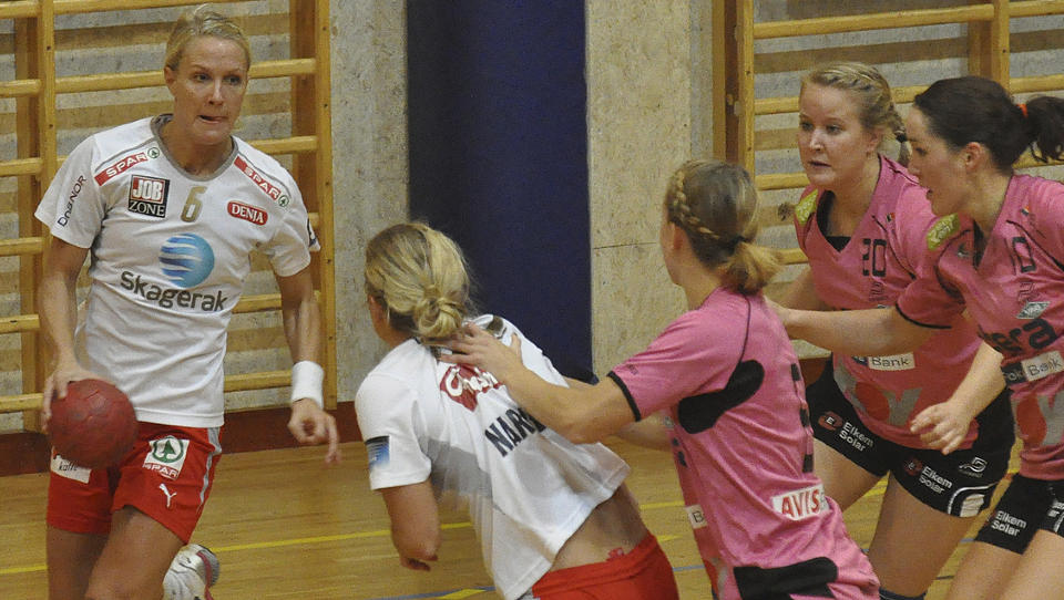 JAKTER P� VM-PLASS: Det passer bra � score ni m�l mot V�g n�r du jakter p� en VM-plass. Tine Rustad Kristiansen rundet samtidig 1000 m�l i Larvik-drakta. Foto: Ken Thomas Topel/Larvik HK